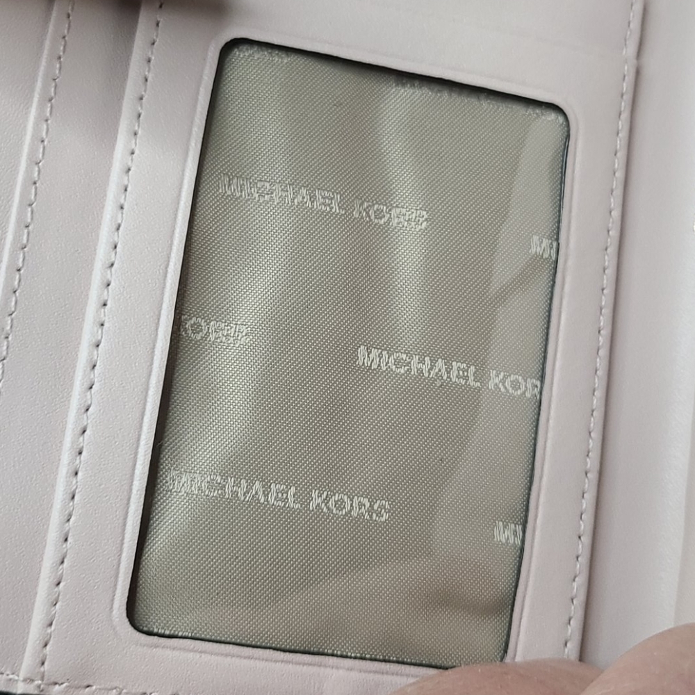 *****SOLD******Gorgeous Michael Kors wristlet wallet - Picture 9 of 17